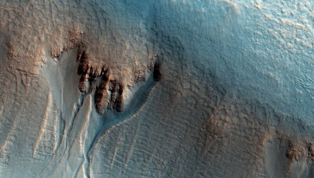 Chinese Mars Rover Captures Images of Water-Shaped Crusts on Red Planet